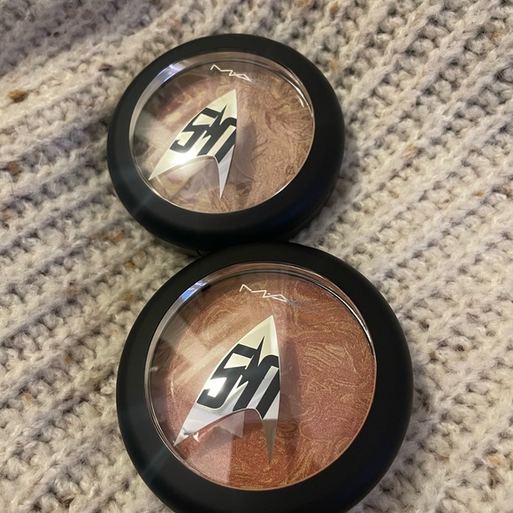 2 new MAC Startrek limited edition light fantastic powders - Picture 5 of 6